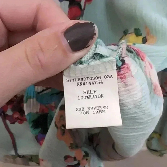 DAVI & DANI Women's V-Neck, Short Flutter Sleeve, Multicolor Floral Print - Picture 4 of 7